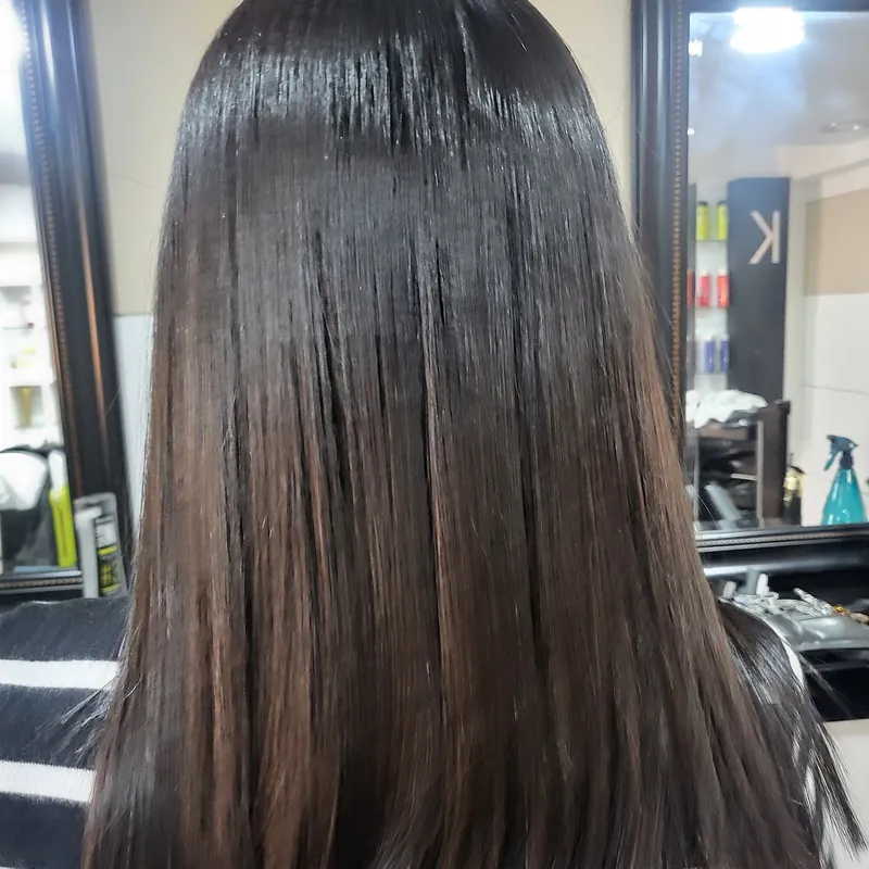 Cabello largo, lacio y con brillo después de un alisado