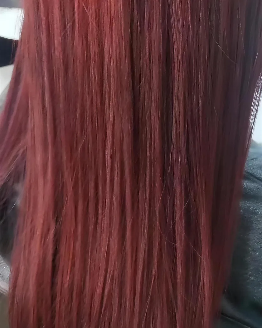 Cabello lacio en rojo vino intenso