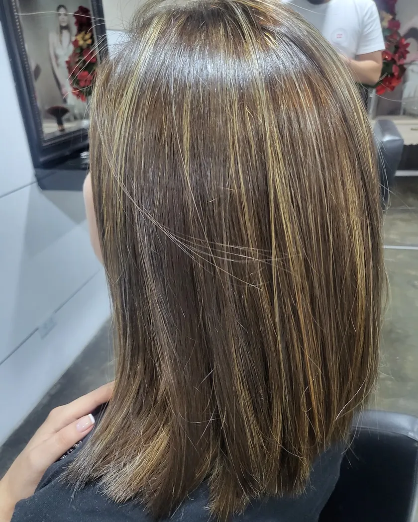 Melena lacia con mechas doradas